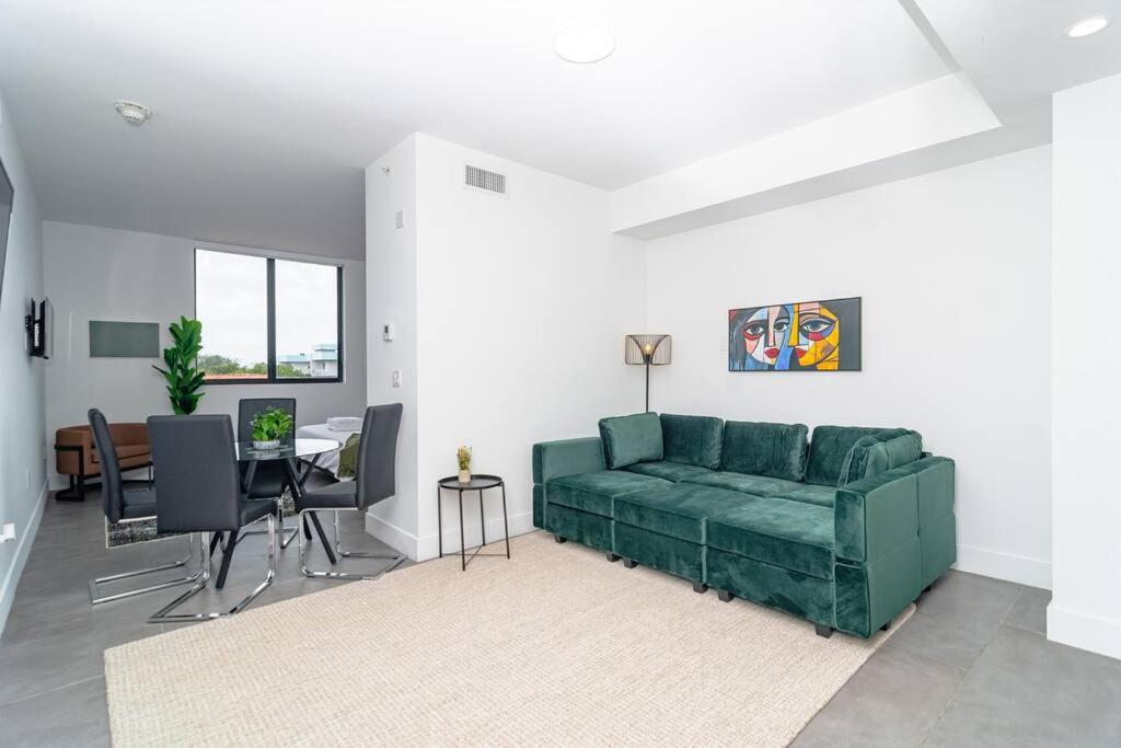 King Bed Brand New Oasis Minutes To Brickell Apartment